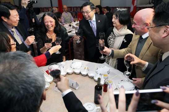 TECO Rep. Wu Rong-chuan (center) toasts guests at the welcome banquet. 
