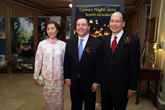 Dr. Chih-Kung Liu, ROC (Taiwan) Representative to Canada, welcomes Jason Kenney, Minister of Citizenship, Immigration and Multiculturalism.