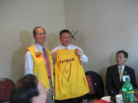 國際扶輪社2010年會，台灣館策展人陳福振先生代表扶輪社友致贈扶輪社背心給李代表