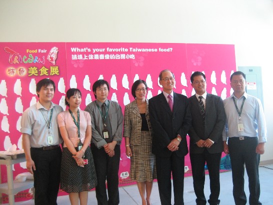 駐加拿大代表李大維與夫人與大統華超市美食節全體工作人員合影。