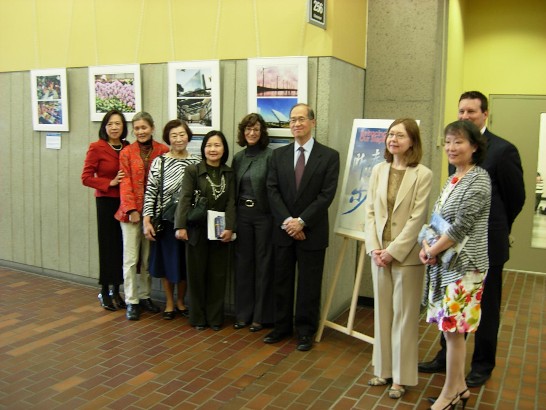 李代表大維在展場與館長Helene Carrier及渥太華地區僑領等人合影