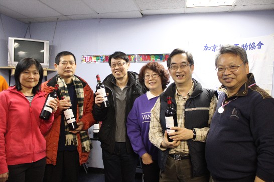 「TECO盃」保齡球賽優勝隊伍：TECO 2 （左起：TECO業務組林亨通秘書夫人、TECO業務組林亨通秘書、TECO業務組范組長國樞、渥京華人互助協會會長黃嬿媚女士、TECO業務組副組長宋申武、令狐大使）