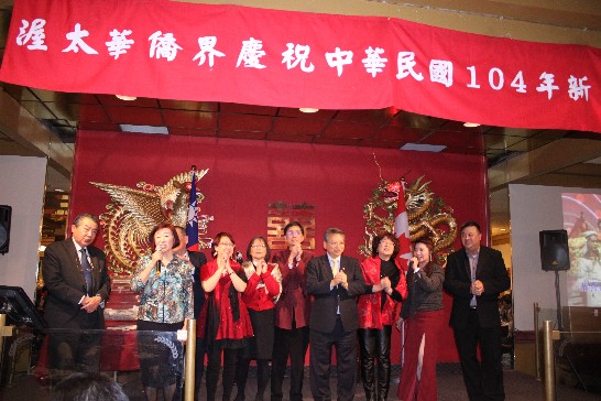 令狐大使偕僑職人員及重要僑領合唱「恭喜恭喜」新年歌曲向出席僑胞賀年致意