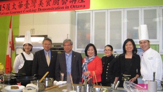左起：李怡君副教授、令狐大使、參議員Thanh Hai Ngo伉儷、美食節目主持人Margaret Dickenson、菲律賓駐加大使館官員眷屬Myrna Perez Rosales、廖昱翔老師