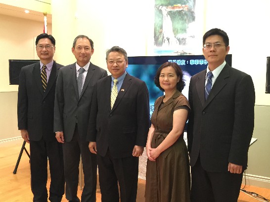 左起：服務組組長周進忠、陳克明公使、令狐大使、新聞組組長王麗婉、業務組秘書許書智