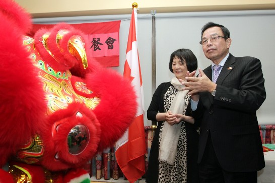 吳榮泉大使夫婦接受醒獅獻瑞