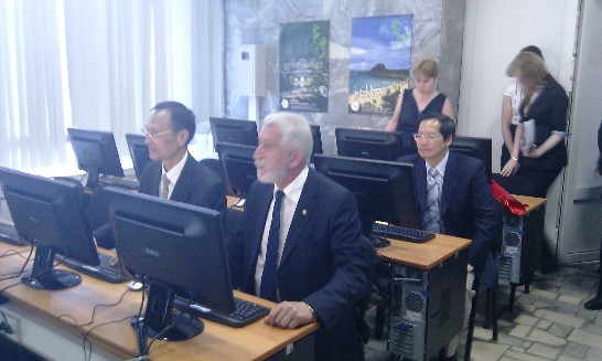 「APEC數位機會中心」實景，左一為駐俄代表陳俊賢、左二為雅羅斯拉夫商工會會長Valeriy Lavrov，左三為資策會專家黃國俊。