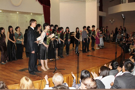 台灣同學會大合唱。