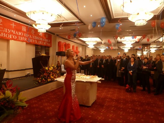 俄羅斯一級聲樂家札琳娜在國慶酒會現場演出。