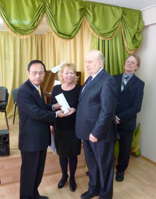 俄羅斯盲人協會莫斯科分會主席Alexander Moshkovsky及「Taganka」區分會主席Olga Spitsyna代表接受捐款。