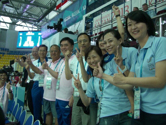 駐俄羅斯大使陳俊賢陪同郝龍斌市長及考察團成員觀看女排對中國大陸之比賽。