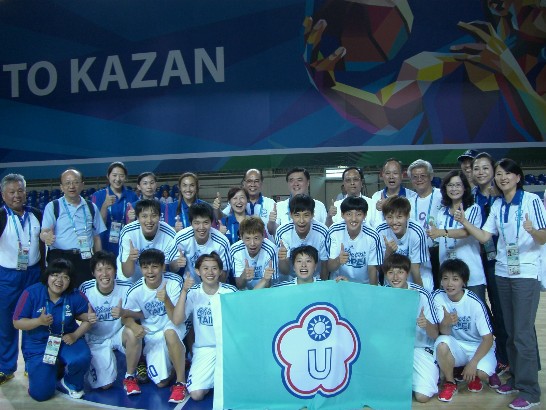 中華隊女籃對日本獲勝後與陳俊賢大使、郝龍斌市長及考察團成員合影。