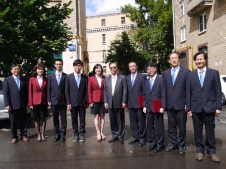 第45屆國際化學奧林匹亞代表隊在俄羅斯與駐俄大使陳俊賢合影。