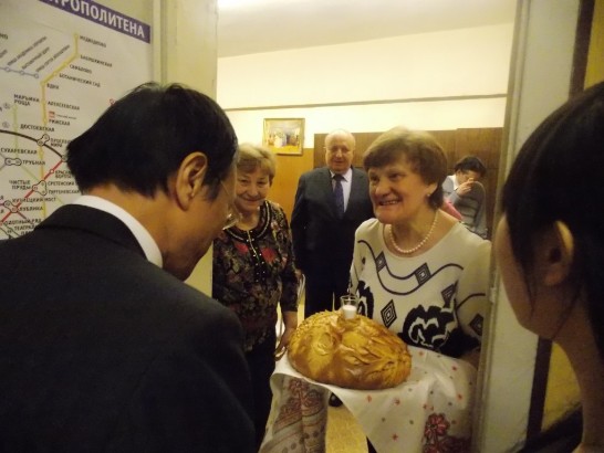 盲人協會以「麵包與鹽」歡迎陳大使。