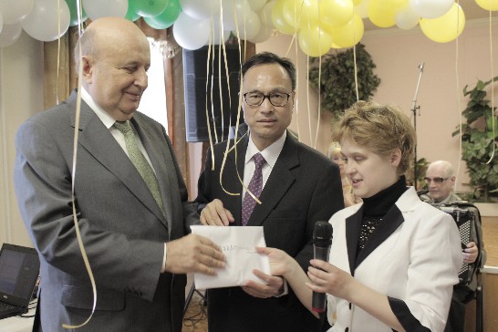 俄羅斯盲人協會莫斯科分會會長(左一)及索柯區分會會長(右一)接受陳代表轉致立法委員陳學聖愛心捐款。