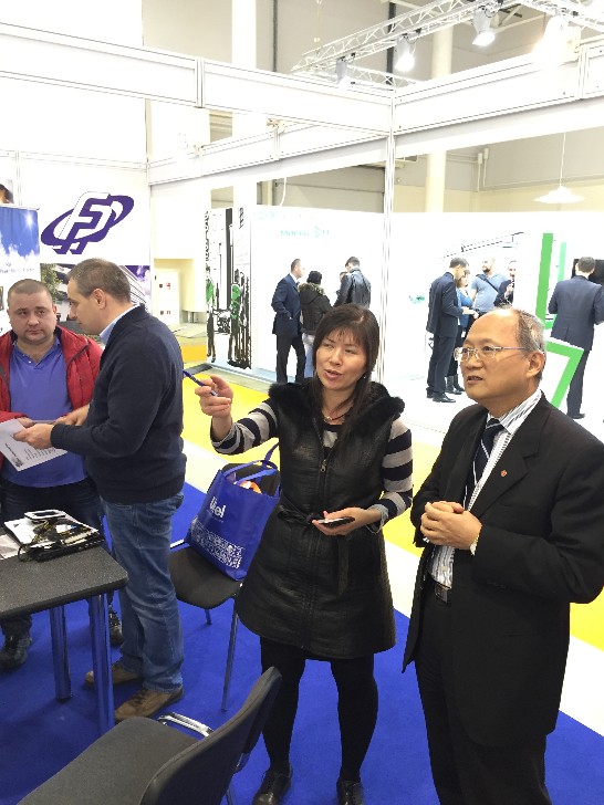 王代表建業聽取我參展廠商產品介紹