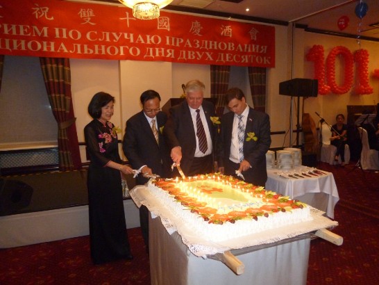 Глава Представительства Чэнь Цзюнь-Сянь разрезает праздничный торт с важными гостями