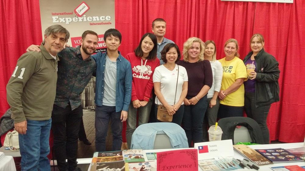 20170930-1 推廣度假打工-駐加拿大代表處與加拿大移民、難民及公民部國際體驗處及其他國家駐加大使館共同設攤推廣加拿大青年赴國外度假打工