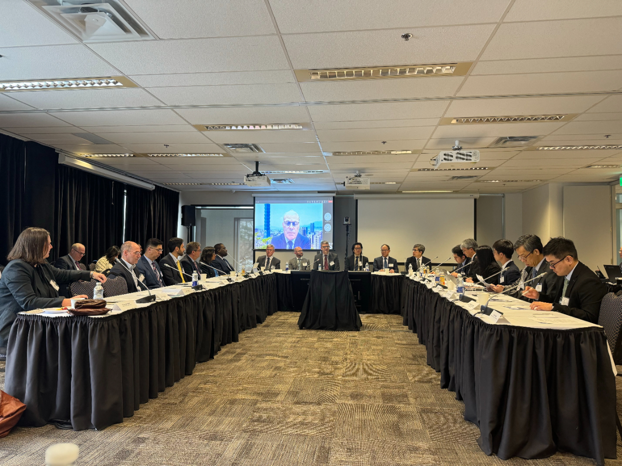 (前排左起) Mitacs執行長Stephen Lucas、加拿大全球事務部處長Marc-André Hawkes、加拿大創新科學暨經濟發展部助理副部長Charles Vincent、國科會陳炳宇政務副主委、駐加拿大台北經濟文化代表處曾厚仁大使、國家實驗研究院蔡宏營院長