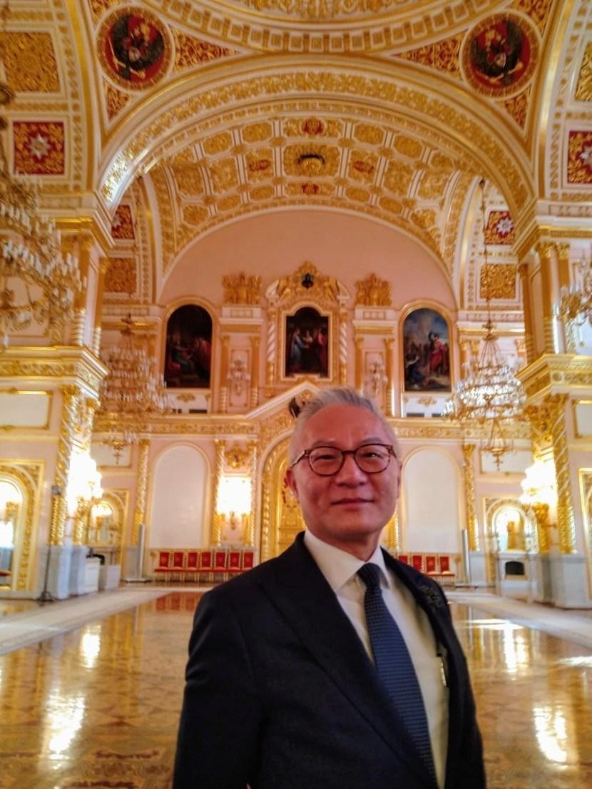 本處耿代表受邀參觀「大克里姆林宮（The Grand Kremlin Palace）」

本處耿中庸代表應俄羅斯基礎研究基金會（Russian Foundation for Basic Research）主管安排，率本處同仁前往不對外開放之大克里姆林宮參觀。

莫斯科克里姆林宮（The Moscow Kremlin）不僅是現今俄國聯邦政府最高行政權力所在地、俄國總統的正式居所，也是俄羅斯最知名的建築群以及文化遺產。目前克里姆林宮部分區域以博物館或劇院形式對外開放，民眾只要購票就能進入參觀，但是大克里姆林宮作為俄國政府最高典禮及外交活動之正式舉辦場所，並不對外開放；因此今日之參觀可謂機會難得。

大克里姆林宮除了19世紀中葉尼古拉一世下令修建的新建築之外，還連結15世紀的多稜宮（The Palace of Facets）以及17世紀的特雷姆宮（The Terem Palace）。本次參觀由從亞歷山大廳、安德烈廳、弗拉吉米爾廳，一路到恐怖伊凡曾經設宴慶祝攻陷喀山的多稜宮、經過羅曼諾夫王朝開創者米哈伊爾·費奧多羅維奇辦公與休憩的房間，再到尼古拉二世與家人在莫斯科下榻的館廳；本處同仁聆聽克里姆林宮專家鉅細靡遺的解說，經歷了一場跨越五百年俄羅斯歷史與文化的深度之旅。
 
相片：本處耿代表攝於亞歷山大廳（The Hall of the Order of St. Alexander Nevsky）
