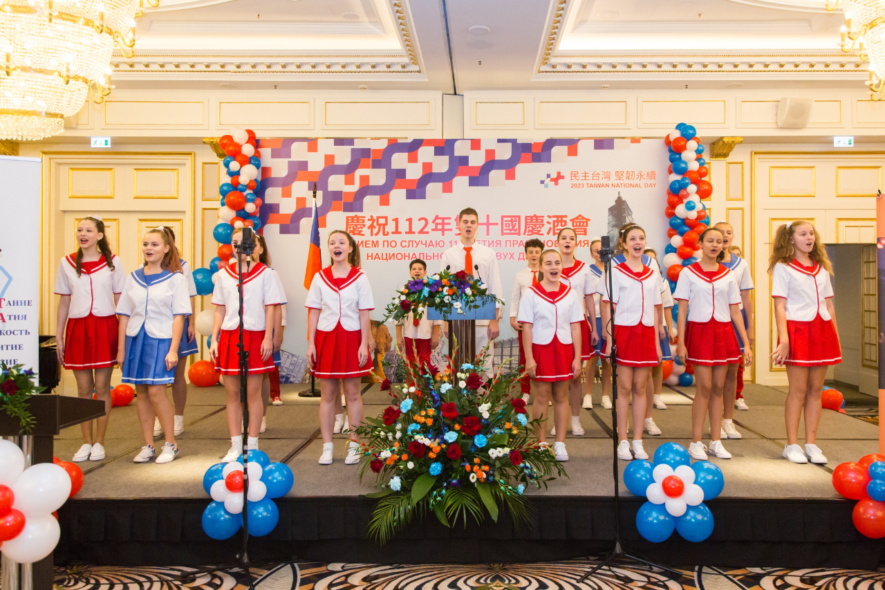 俄國兒童合唱團演唱台灣民謠「丟丟銅仔」，以優美高昂的聲線唱出悠揚的旋律，帶出歌謠中火車如流水般駛過山洞的意象，精采演出大受好評。