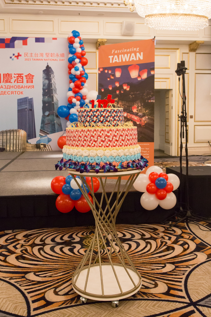 國慶蛋糕以「民主台灣．堅韌永續」雙十標誌為視覺主軸